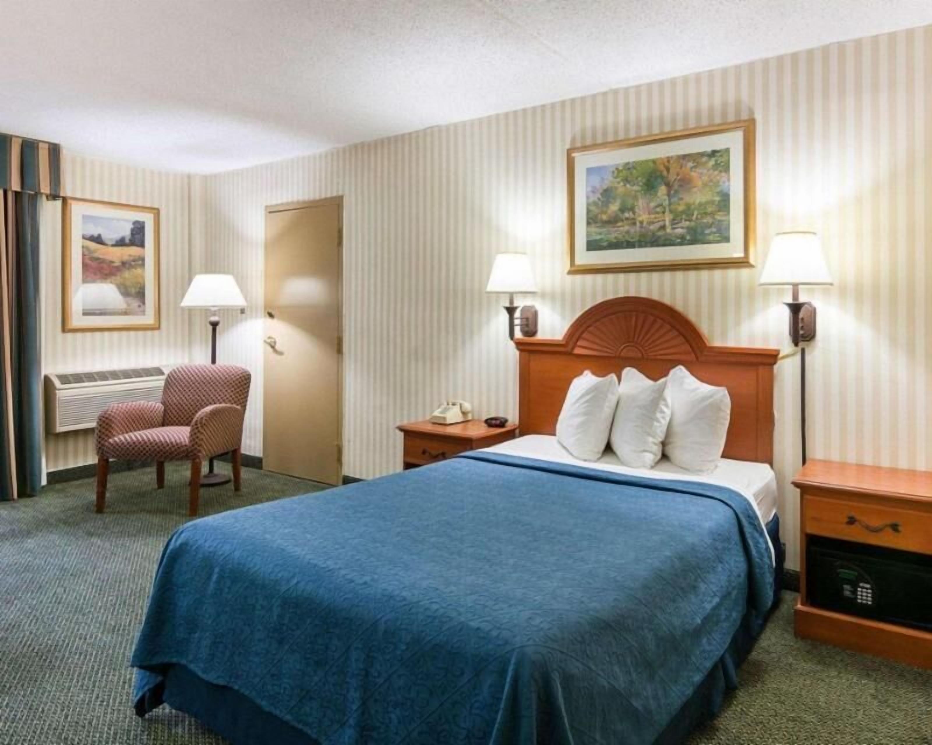 Escritorio, espacio para trabajar con laptop y cortinas blackout 