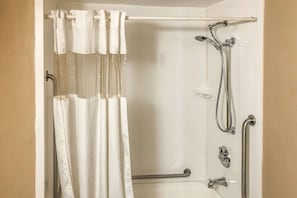 Quarto, 1 cama de casal, acessível, para fumantes | Banheiro | Chuveiro/banheira combinados, secador de cabelo, toalhas de banho 