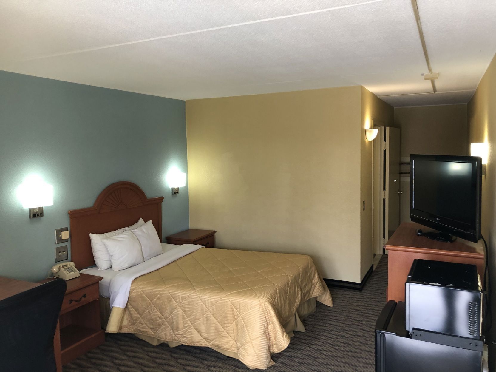 Escritorio, espacio para trabajar con laptop y cortinas blackout 