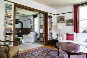 Lobby sitting area - Laura's Bed & Breakfast (Kingston)