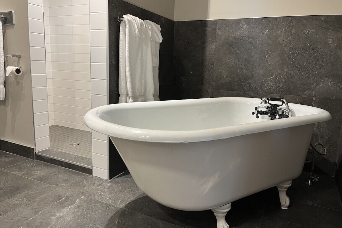 family apartment | bathroom | free toiletries, hair dryer, bathrobes, towels