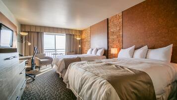 Habitación clásica, 2 camas Queen size, vista al océano | Ropa de cama de alta calidad y caja de seguridad en la habitación