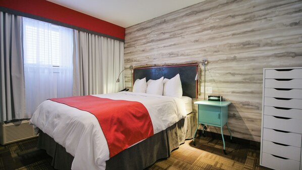 A hotel room with a bed, a nightstand, a desk, and a wardrobe. - Manoir Belle Plage (Carleton-sur-Mer)