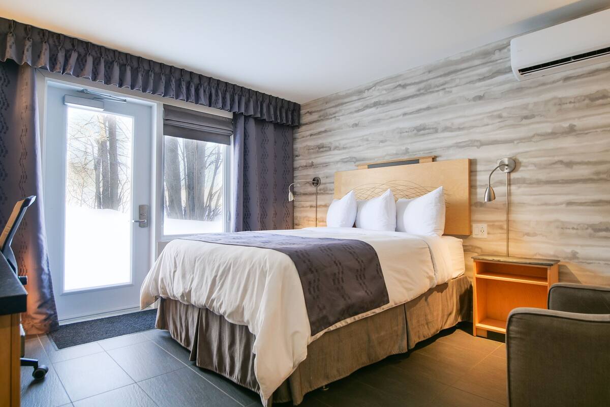 classic room, 1 queen bed, mountain view | 1 bedroom, premium bedding, in-room safe, individually decorated