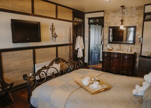 Suite, 1 grand lit, salle de bains privée, vue océan (L'Effet mer) | Premium bedding, desk, WiFi, bed sheets - Auberge Bruine Océane (Matane)