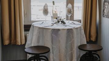 Suite Deluxe, 1 grand lit, salle de bains privée, vue océan (La Bruine Océane) | Literie de qualité supérieure, bureau, Wi-Fi, draps fournis