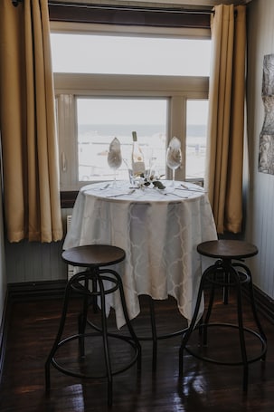 Ropa de cama de alta calidad, escritorio, wifi y ropa de cama . Auberge Bruine Océane