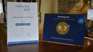 Dos premios para Auberge Bruine Océane, incluyendo una calificación de HolidayCheck 2018 de 6/6 y una calificación de 9.7 en los premios Booking.com Guest Review Awards 2018.