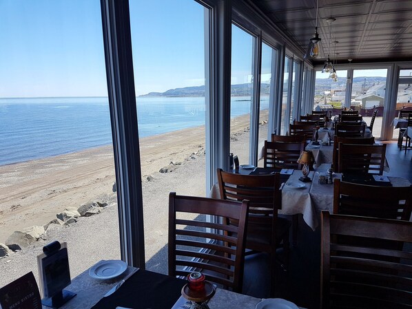 Frühstück und Abendessen, Blick auf den Strand