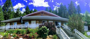 Sundeck - Crescent Motel (Radium Hot Springs)