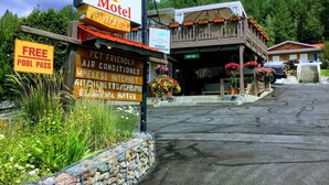 Motel Crescent con letrero de mascotas permitidas, pase de piscina gratuito, aire acondicionado e internet inalámbrico.