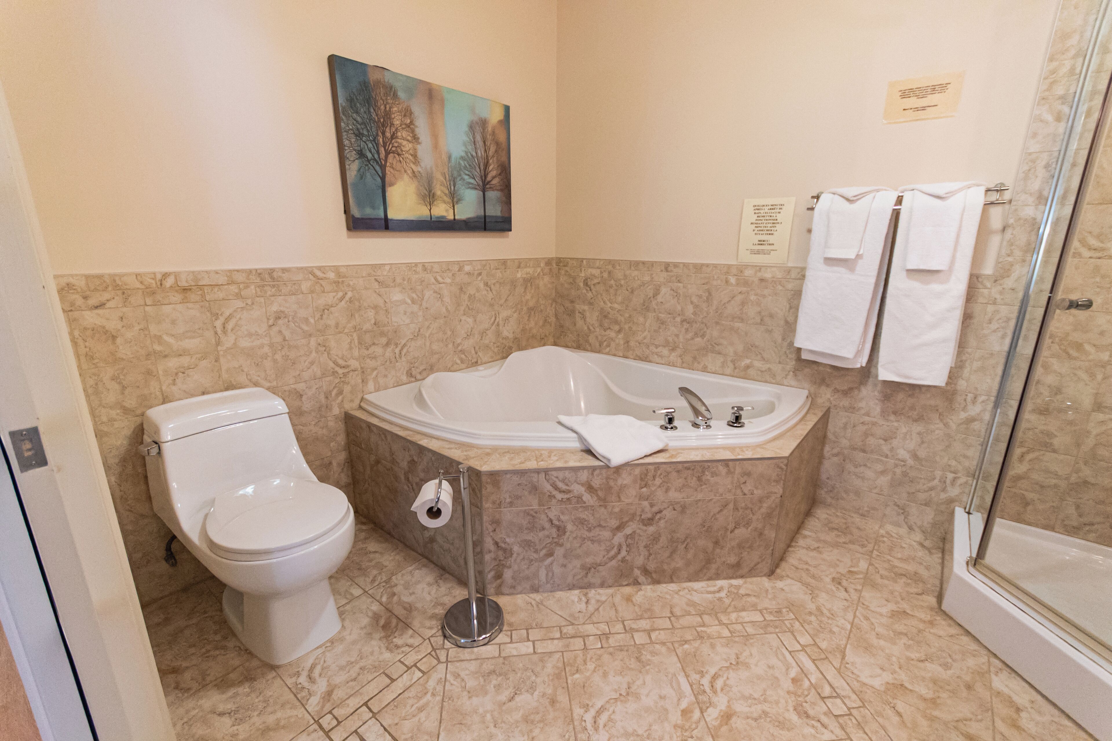 Un baño con inodoro, bañera y ducha.