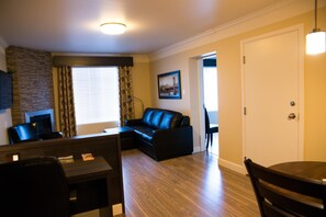 40-inch flat-screen TV with cable channels, TV - Auberge l'Ambassadeur (Amqui)