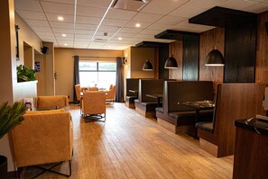 Melayani sarapan, makan siang, makan malam; sajian masakan lokal 