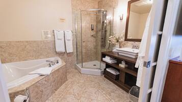Suite Exécutive Plus, 1 très grand lit, foyer et baignoire à jets | Coffre-fort, bureau, système d’insonorisation, fer et planche à repasser
