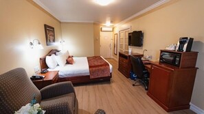 Executive-Studiosuite, 1 King-Bett, Whirlpool | Zimmersafe, Schreibtisch, schallisolierte Zimmer, Bügeleisen/Bügelbrett