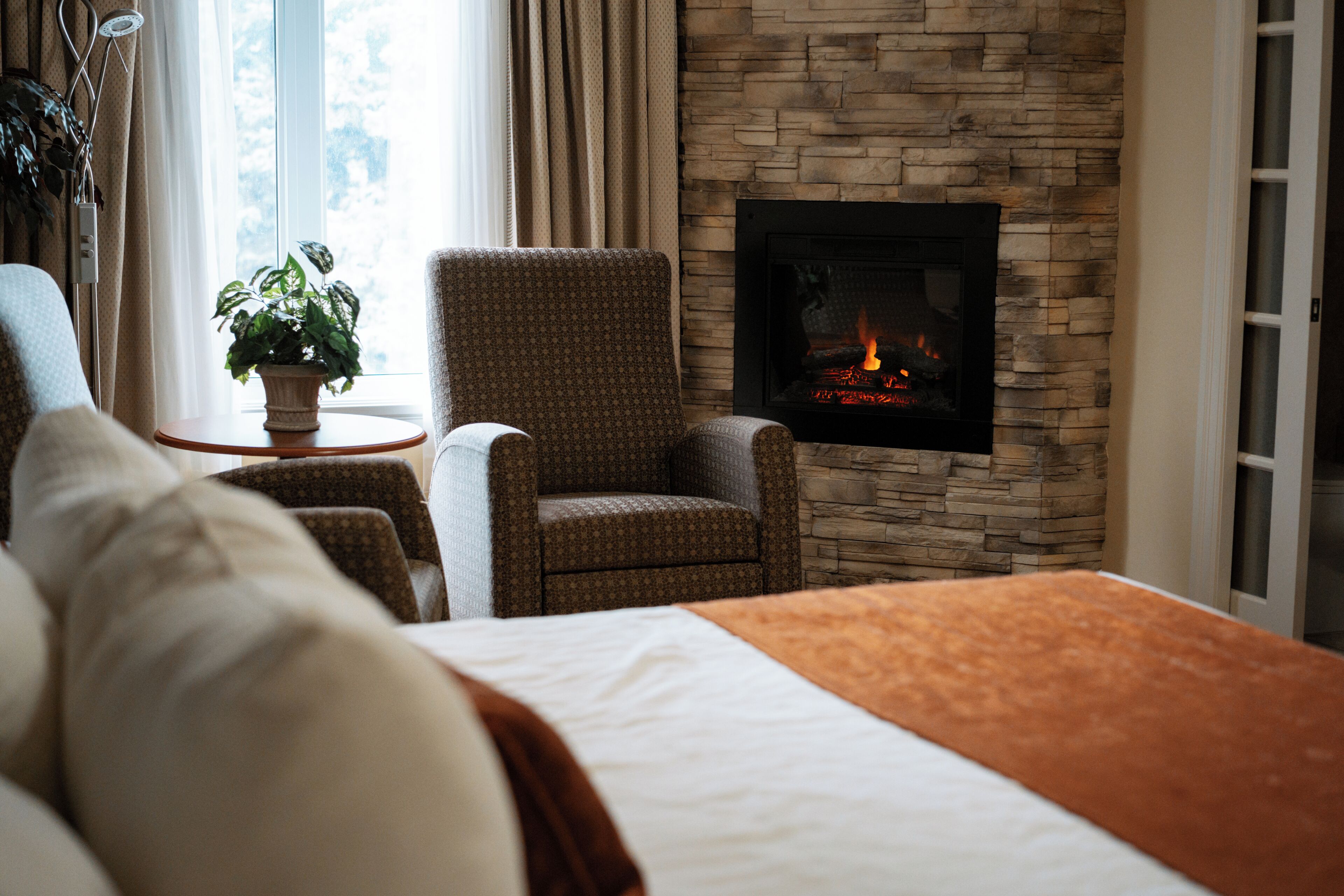 Executive studio suite, 1 kingsize bed, bubbelbad | Een kluis op de kamer, een bureau, geluiddichte muren