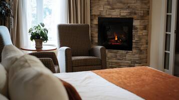 Executive studio suite, 1 kingsize bed, bubbelbad | Een kluis op de kamer, een bureau, geluiddichte muren