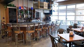 Petit déjeuner et déjeuner servis sur place, spécialités Cuisine locale