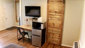 Habitación clásica, 2 camas Queen size, para no fumadores | Escritorio, tabla de planchar con plancha, wifi gratis y ropa de cama