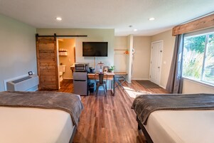 Habitación clásica, 2 camas de matrimonio, no fumadores | Escritorio, tabla de planchar con plancha, wifi gratis y ropa de cama