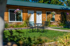 Courtyard - Evergreen Motel (Libby)