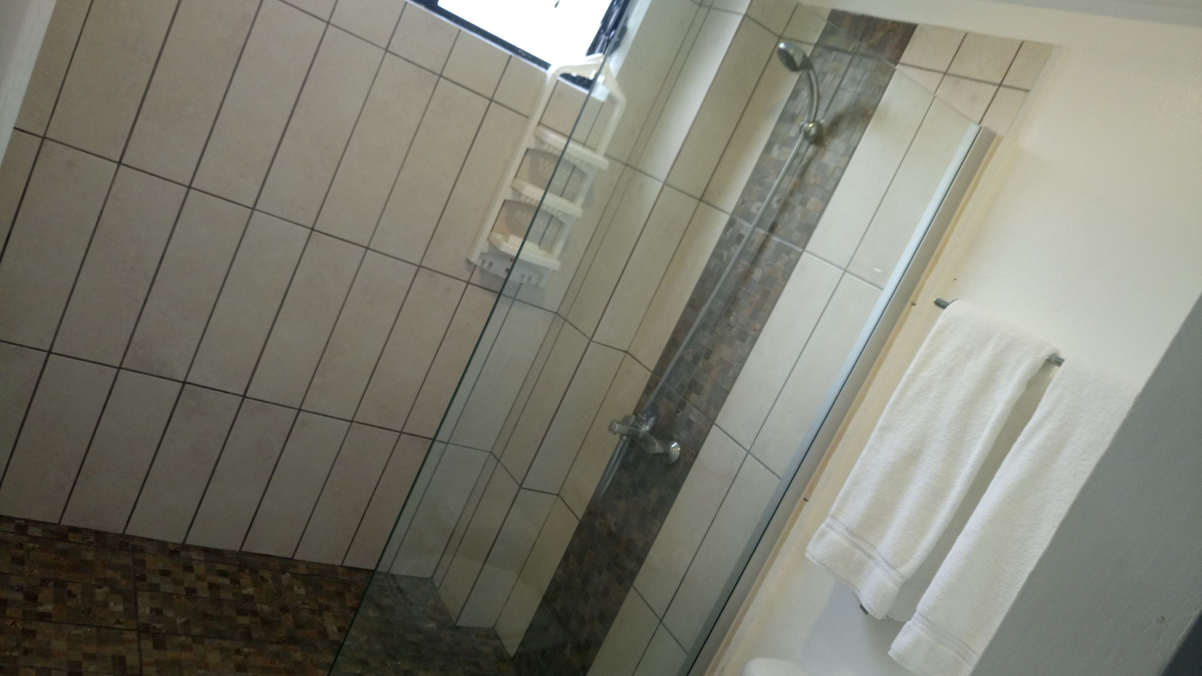 Habitación económica | Baño | Regadera, amenidades de baño gratuitas, toallas, papel de baño 