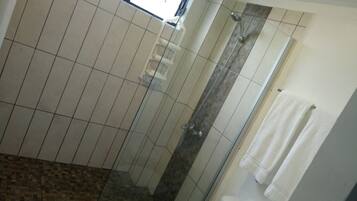 Habitación económica | Baño | Regadera, amenidades de baño gratuitas, toallas, papel de baño