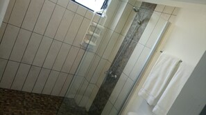 Economy kamer | Badkamer | Een douche, gratis toiletartikelen, handdoeken, toiletpapier