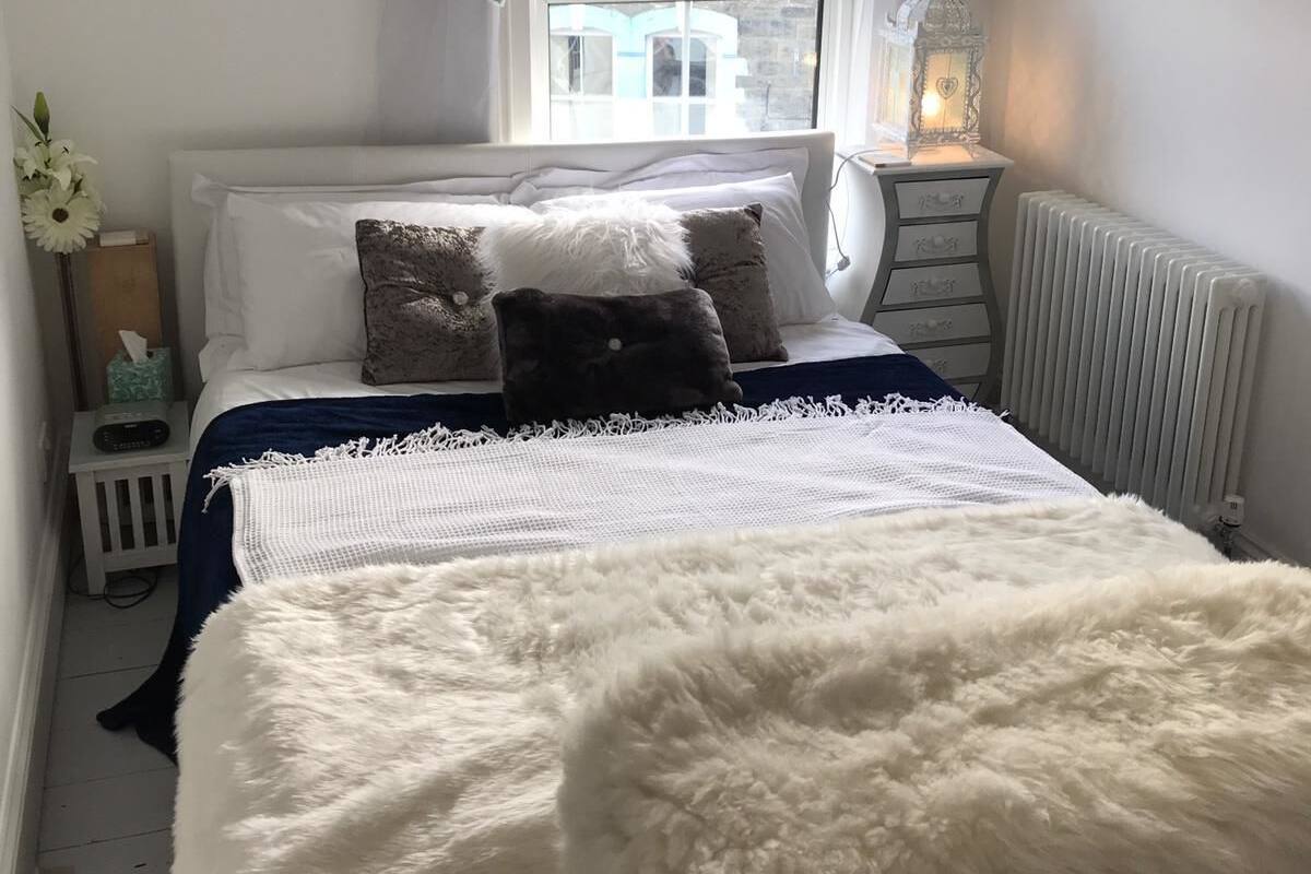 Habitación doble de uso individual | Escritorio, wifi gratis y ropa de cama