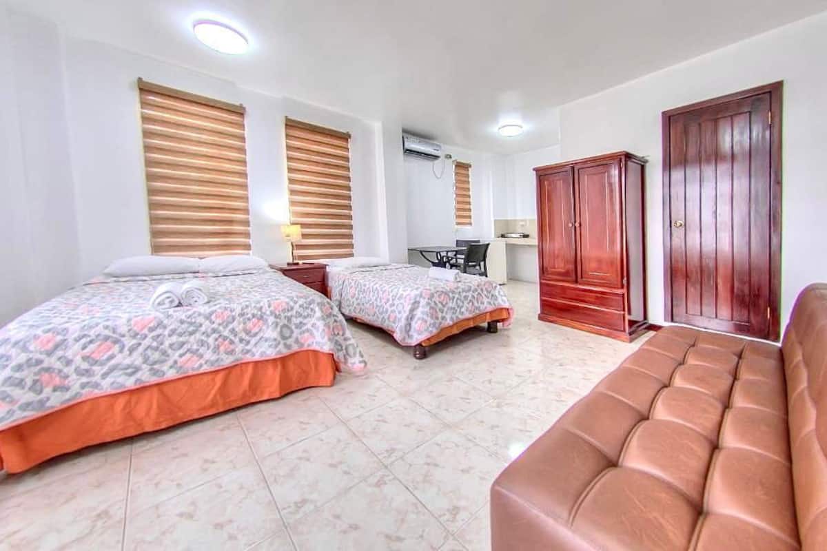 Suite familiar | 1 habitación, edredón, tabla de planchar con plancha y wifi gratis