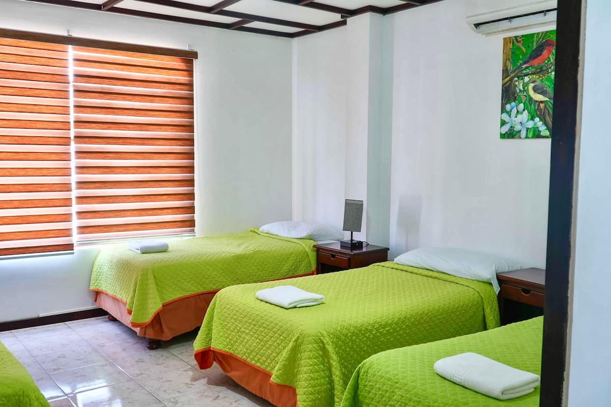 Habitación cuádruple estándar | 1 habitación, edredón, tabla de planchar con plancha y wifi gratis