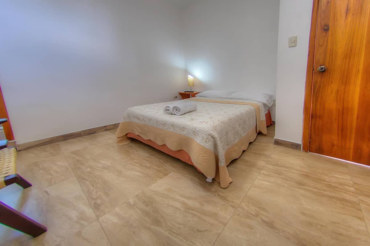 1 habitación, edredón, tabla de planchar con plancha y wifi gratis
