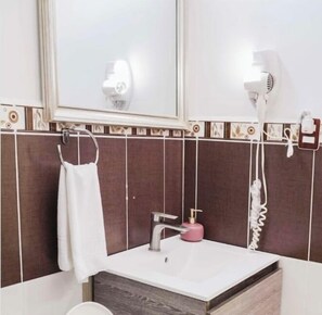 Standard Quadruple Room | Bathroom | Shower, designer toiletries, towels - Galapagos Dreams (Puerto Ayora)