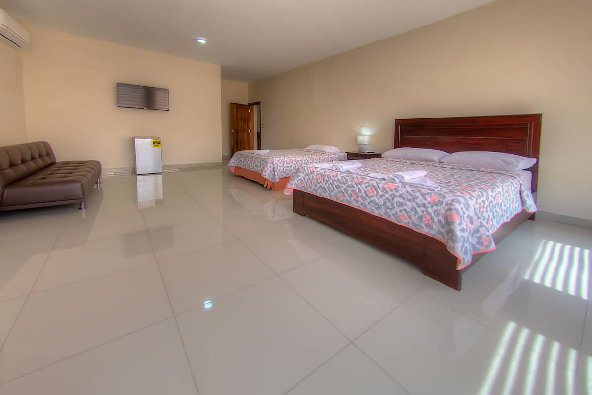 Suite superior | 1 habitación, edredón, tabla de planchar con plancha y wifi gratis