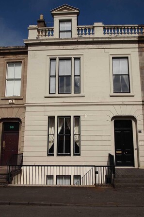 Front of property - Suites In The City (Glasgow)