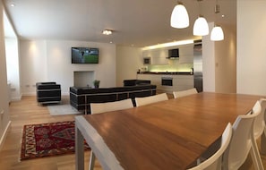 Apartamento luxo, 2 quartos, vista para o jardim | Sala de estar | TV