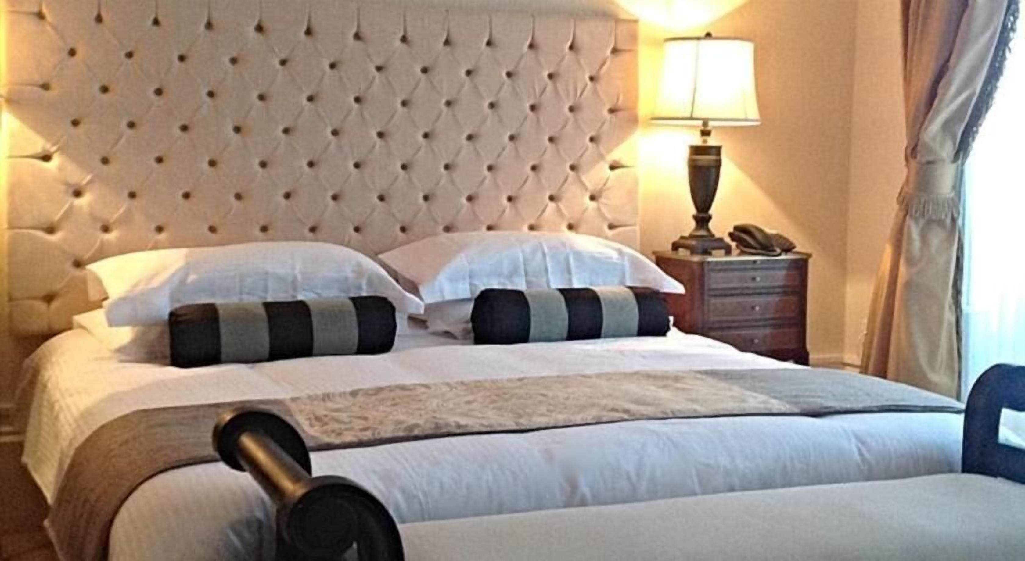 Minibar, free WiFi, bed sheets