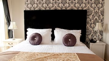 Minibar, free WiFi, bed sheets