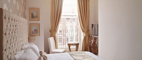 Minibar, free WiFi, bed sheets