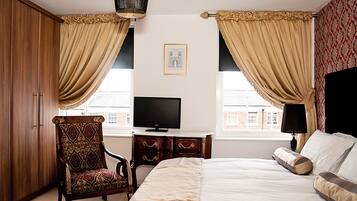 Minibar, free WiFi, bed sheets