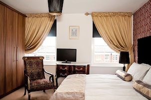Minibar, free WiFi, bed sheets