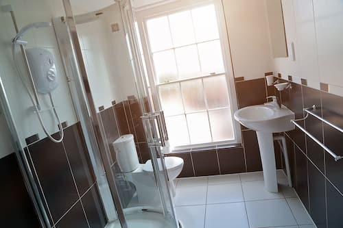 Ilmaiset hygieniatuotteet, hiustenkuivaaja, tohvelit, pyyhkeet