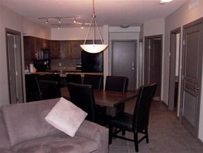 Condo, 2 Bedrooms (#659) | Living area