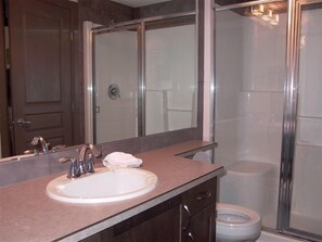 Condo, 2 chambres (#659) | Salle de bain | Douche, articles de toilette (gratuits)