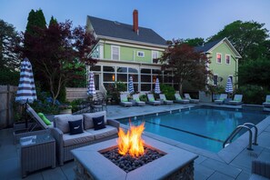 室外游泳池，07:00 至 19:00 开放，池畔遮阳伞，日光浴躺椅