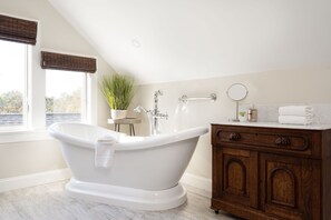 华丽客房, 1 张特大床 (Deluxe Bath) | 浴室 | 淋浴/盆浴组合、免费洗浴用品、吹风机、浴袍