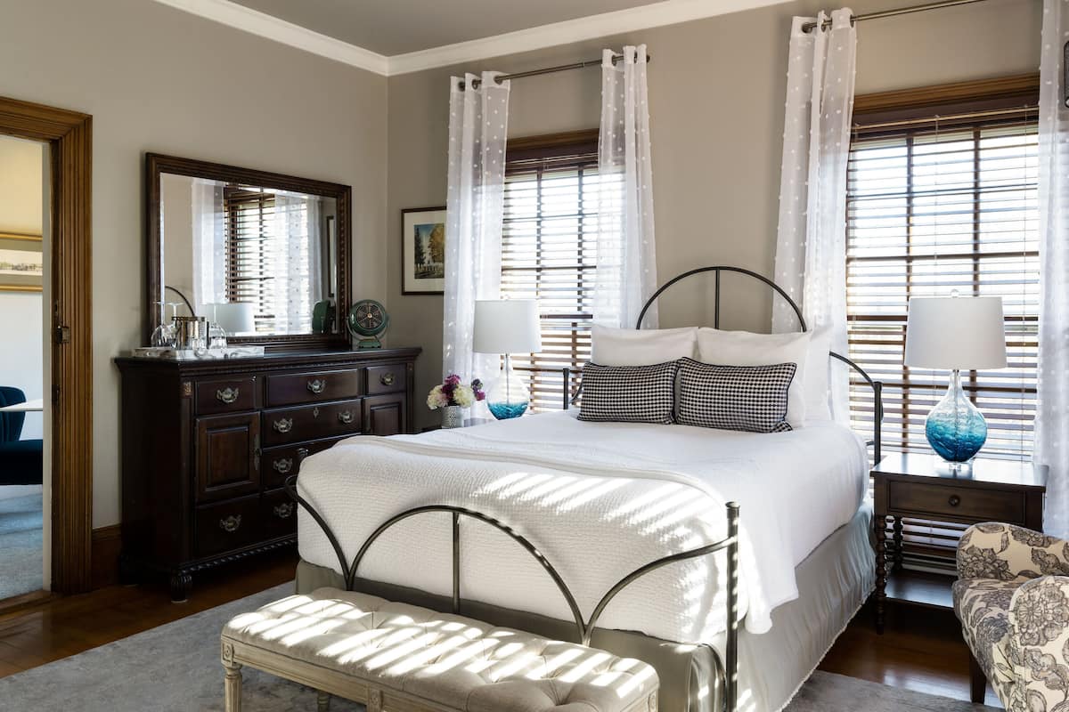 Habitación estándar, 1 cama Queen size | Ropa de cama de alta calidad y cortinas blackout