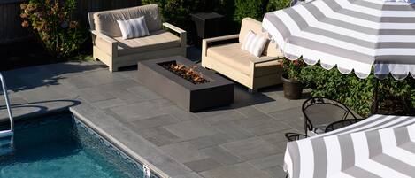 Piscina externa, funciona das 7h às 19h, guarda-sóis, espreguiçadeiras