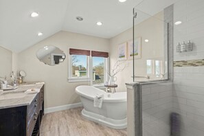 Deluxe Room, 1 King Bed (Deluxe Bath) | Bathroom | Combined shower/bathtub, free toiletries, hair dryer, bathrobes - Captain Freeman Inn (Brewster)
